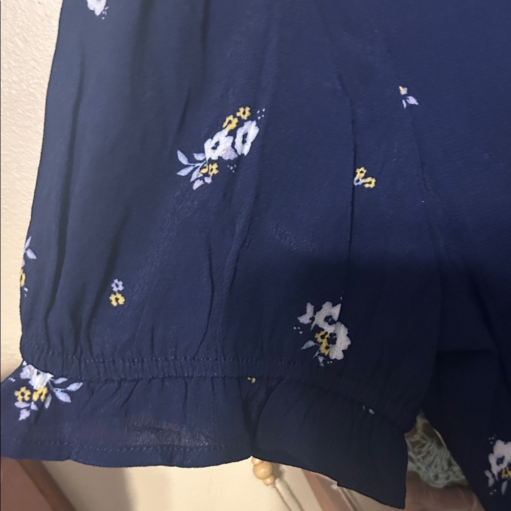 Navy Floral Blouse size medium - Picture 4 of 7